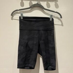 Lululemon Align High Rise 6” Black Camo Shorts- Size 6